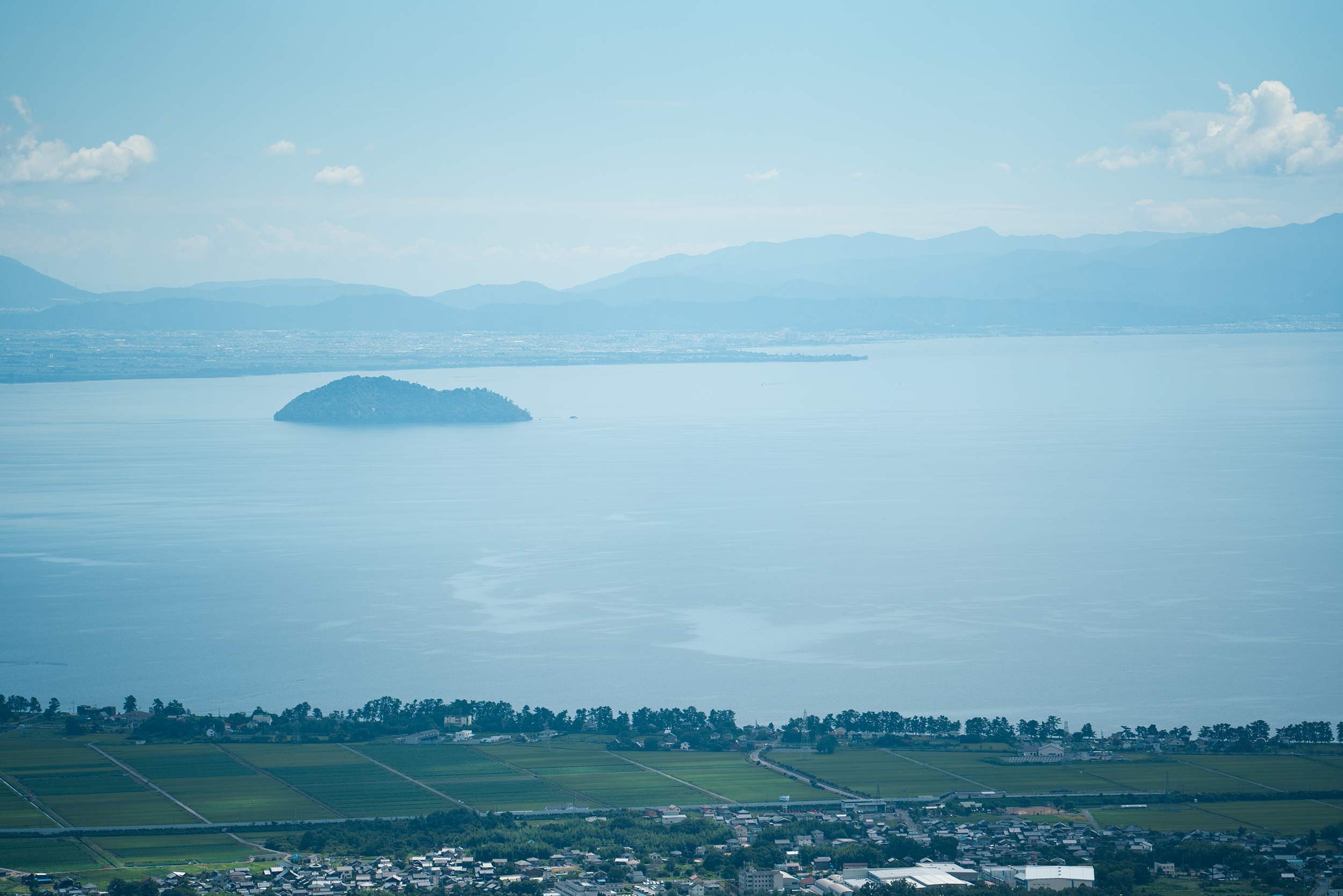 滋賀県の山から琵琶湖を撮影